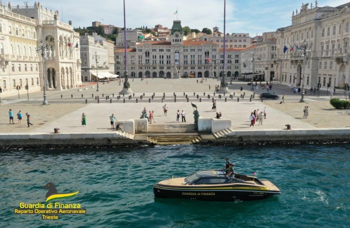 Trieste, la Finanza accoglie la nuova vedetta ibrida “V.A.I. 323”: innovazione e sostenibilità in mare