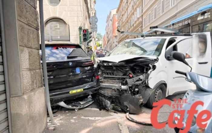 Incidente all’incrocio tra via ginnastica e via brunner: scontro tra auto e furgone