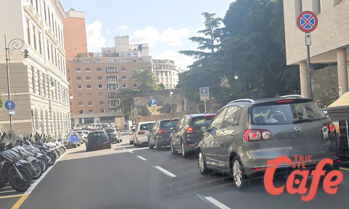  Traffico in tilt in via del Teatro Romano, Park San Giusto esaurito già dal mattino