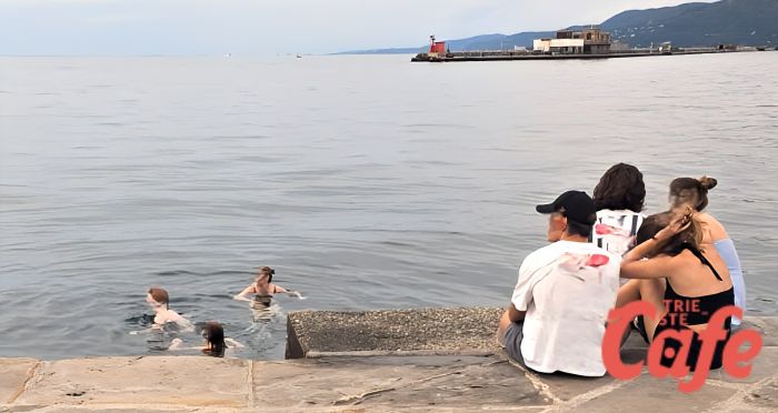 Bagno vietato in pieno centro, tre turisti sorpresi a nuotare nei pressi del Molo Audace