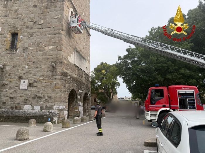 Trieste, spettacolare salvataggio a San Giusto: turista colpito da malore calato con il cestello