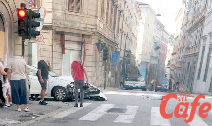 Incidente tra via Gatteri e via Ginnastica, auto distrutta, traffico rallentato e deviazioni 