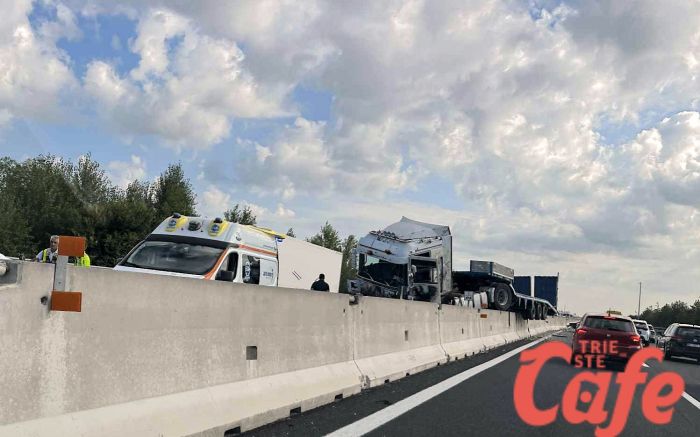 A4, tir si schianta contro le barriere: attimi di paura ma traffico in tilt 