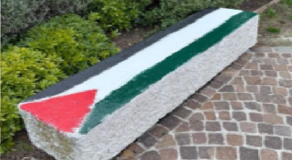 “Vandalismo mascherato da protesta”, la segnalazione scuote il caso delle panchine di Barcola