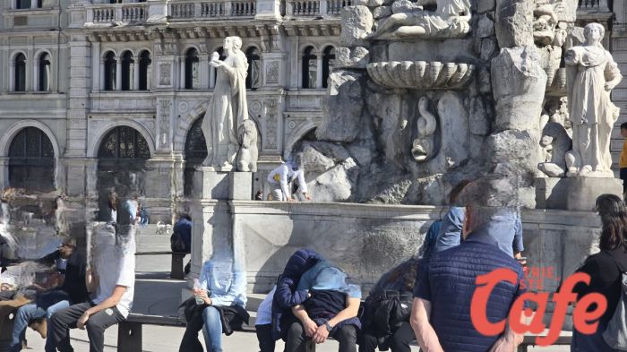 Fontane e monumenti presi d’assalto a Trieste, scattano multe fino a 500 euro (VIDEO)