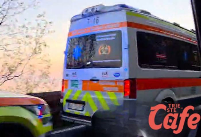 Strada del Friuli, cade nella boscaglia dopo una sosta: soccorsi in azione