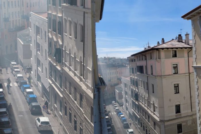 Trieste, fumo da un edificio a largo Nicolini: intervento in corso dei Vigili del fuoco