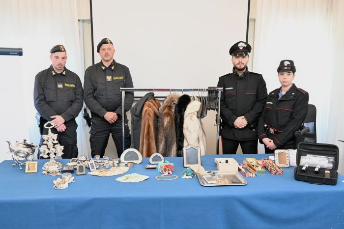 “Compro oro” improvvisato in hotel: arrivano Carabinieri e Finanza, salta tutto