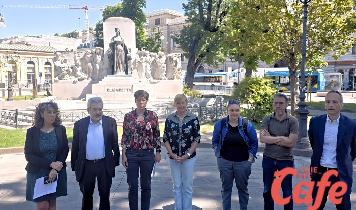 Migranti e recinzione di piazza Libertà, opposizioni compatte: “Chiudere una piazza è una follia” (VIDEO)