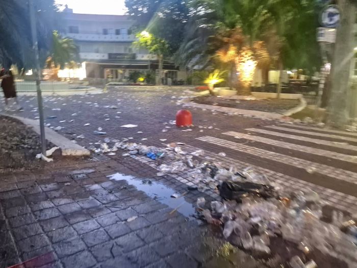 Pentecoste a Lignano, il mattino dopo è un tappeto di plastica e degrado (FOTO) 
