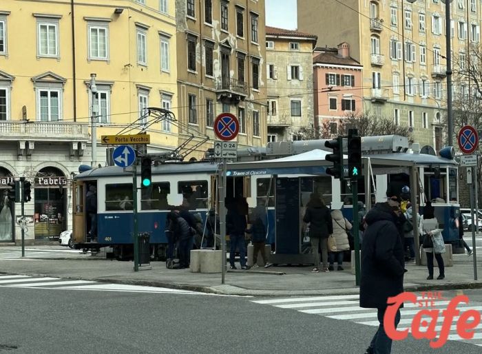 Trieste sfida il gelo: folla in attesa del Tram di Opicina tra bora e temperature rigide