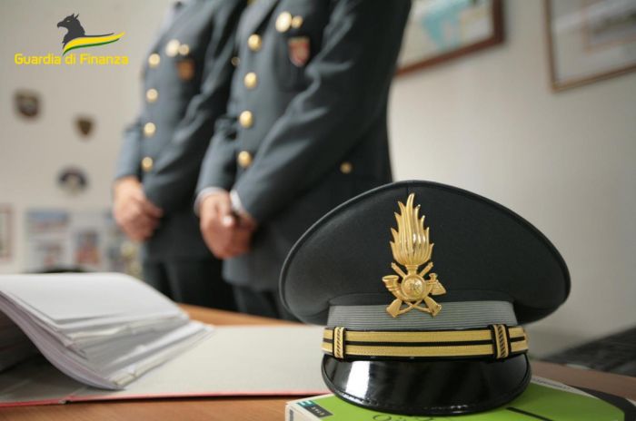 Scoperti 6 lavoratori “in nero” in un allevamento di polli. Sospesa l’attività di una società di facchinaggio.