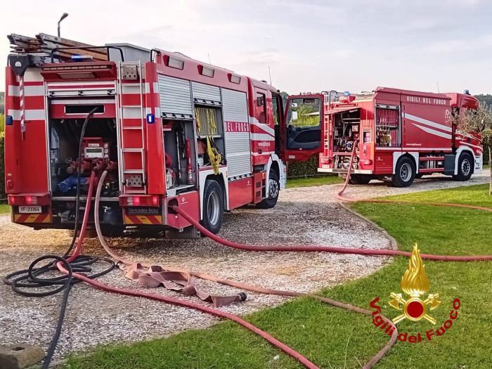 Principio d'incendio in Porto Vecchio, Vigili del fuoco spengono le fiamme