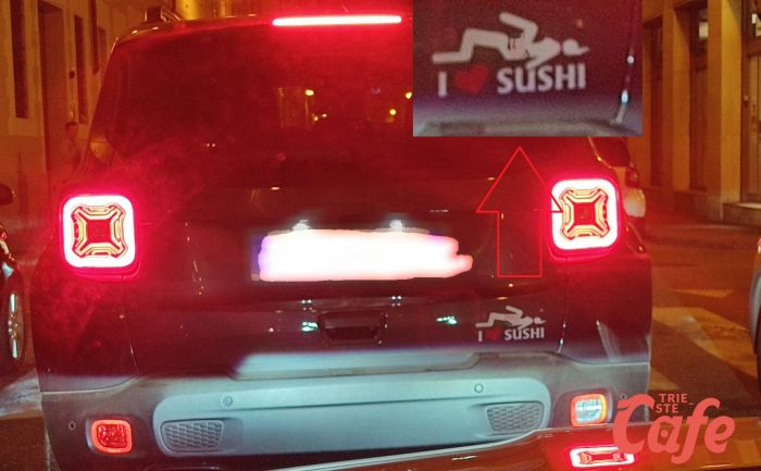 Curioso adesivo su un'auto avvistata in centro a Trieste, tra sushi e..doppi sensi