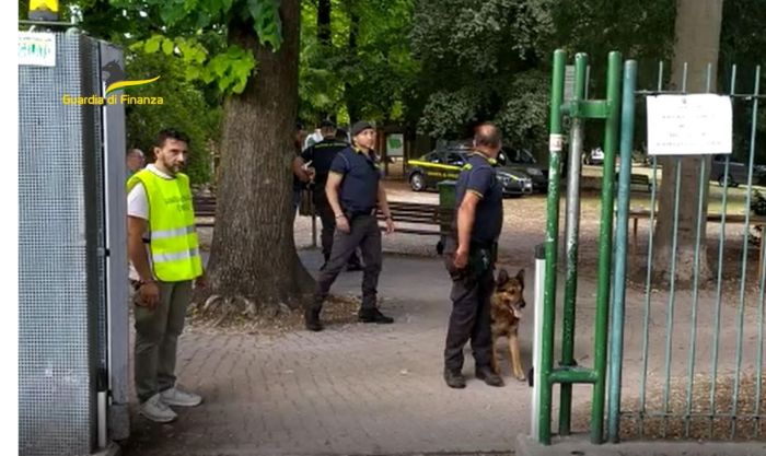 Dieci giovani con droga a Pordenone al concerto dell'amatissimo rapper Kid Yugi
