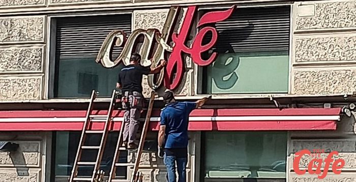 Un pezzo di storia di Trieste se ne va, addio alla storica insegna Cremcaffè in piazza Goldoni