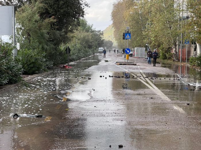 Maltempo a Trieste, Strada Costiera chiusa tutta la notte, non recarsi sulla Riviera barcolana perché pericolo