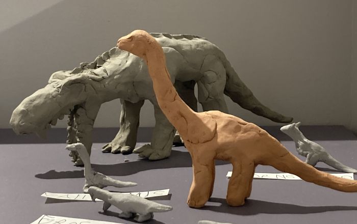 "Laboratori futuribili": mostra di sculture e souvenir in pietra di Aurisina a Portopiccolo