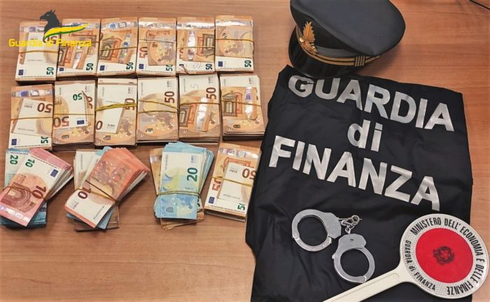 Frodi fiscali nella commercializzazione di prodotti petroliferi e pannelli fotovoltaici, sequestrati 100 milioni e 20 denunce (VIDEO)