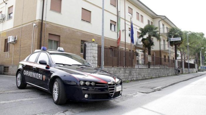 Imbriaghela e 'sù di giri' molesta titolari di un locale e viene allontanata