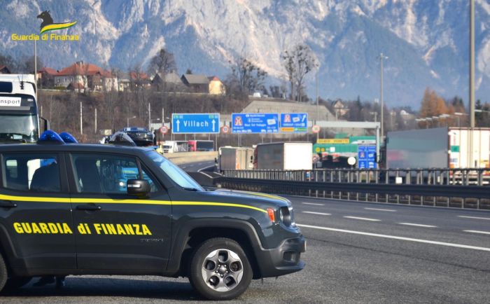 Fvg, arrestato sul confine passeur albanese intento a far passare il confine illegalmente a 4 connazionali