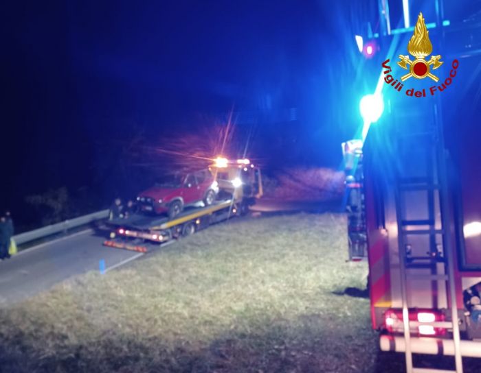 Fvg, auto capovolta: conducente estratto dopo un'ora salvato dai Vigili del fuoco