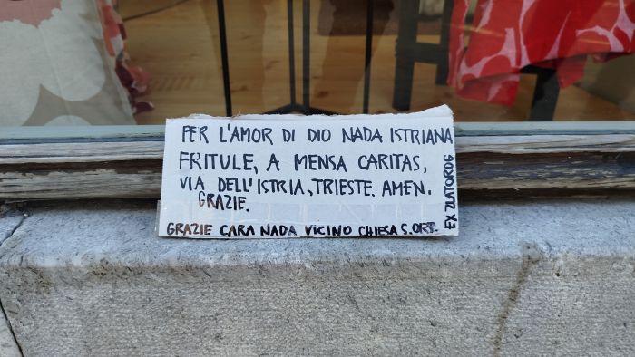 “Per l’amor di Dio Nada Istriana”: cartello curioso nel centro di Trieste