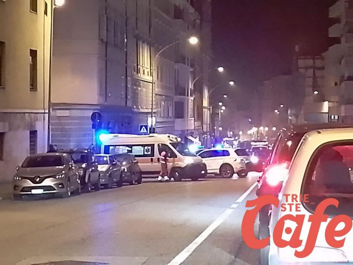 Via Giulia, scontro auto: scooter: scooterista all'ospedale
