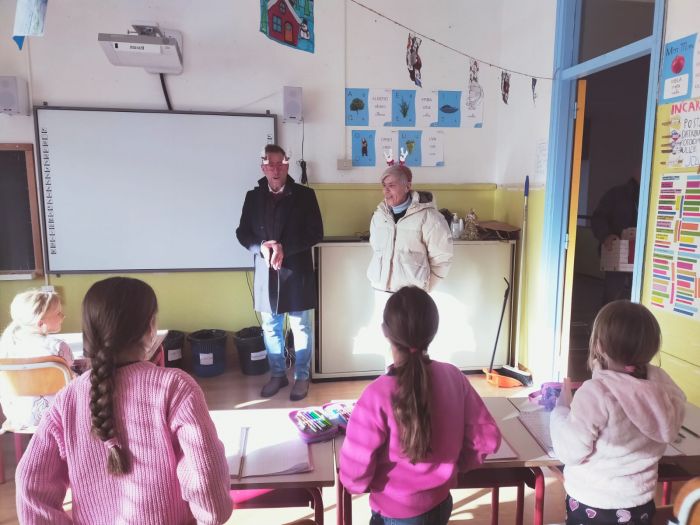 Muggia, emozionante consegna dei pandorini a tutti i bambini delle scuole