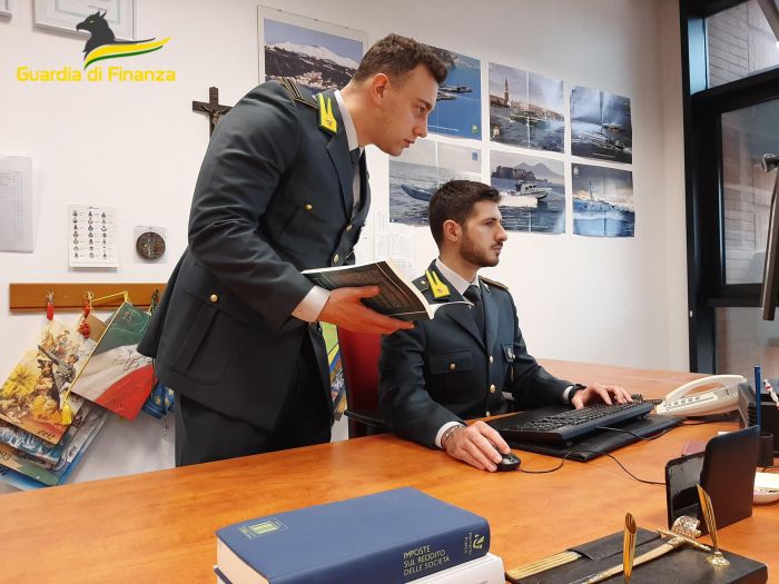 Catena di negozi di abbigliamento pilotata al fallimento, due denunciati: punto vendita anche a Trieste