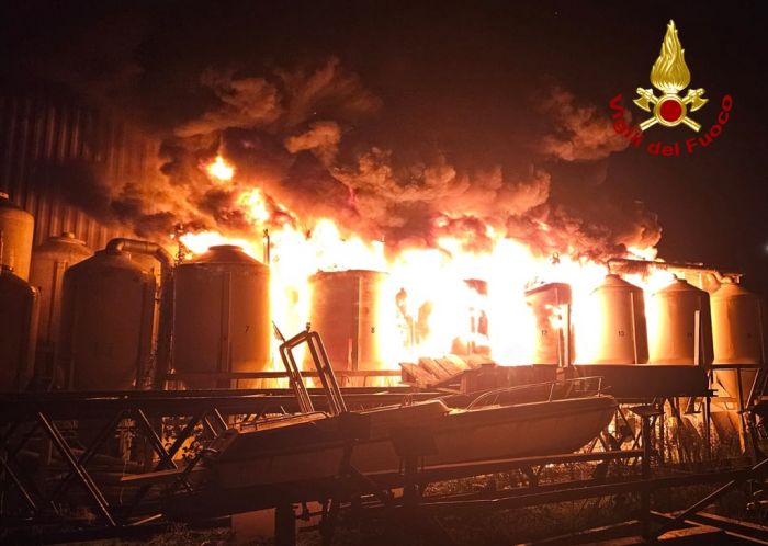 Incendio a Cervignano del Friuli: capannone in fiamme, nessun ferito