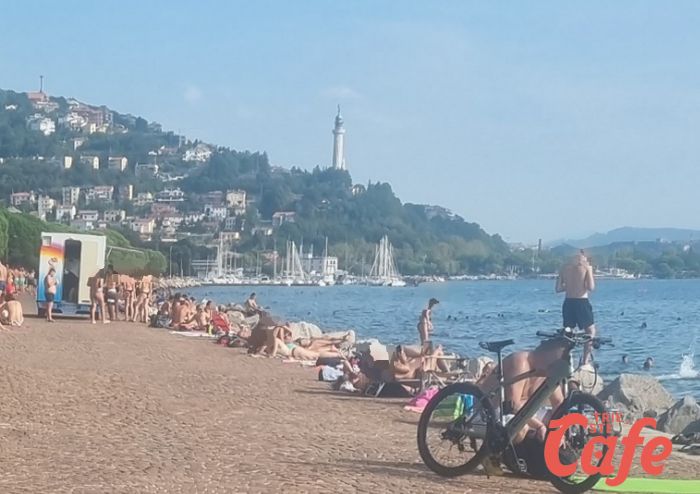 Incinta seduta sulla panchina a Barcola fuma una sigaretta, signora la redarguisce 
