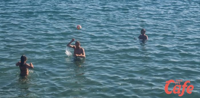 Barcola, secondo weekend di settembre con tutti in acqua: si gioca a palla!! 