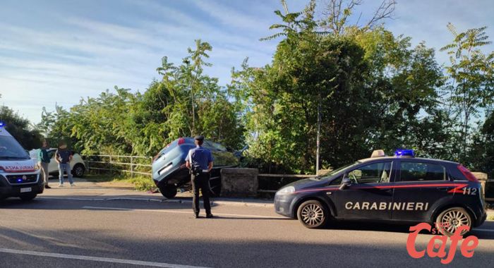 Incidente in Strada Costiera, si schianta contro un muretto a bordo strada 