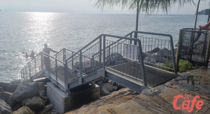 Il quasi autunno si fa sentire anche per le scalette di Barcola, verso il lento letargo 