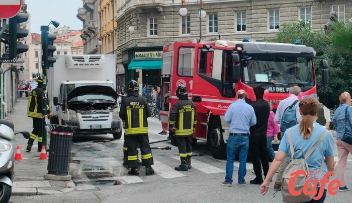 Incendio ad un camion in piazza San Giovanni (VIDEO)