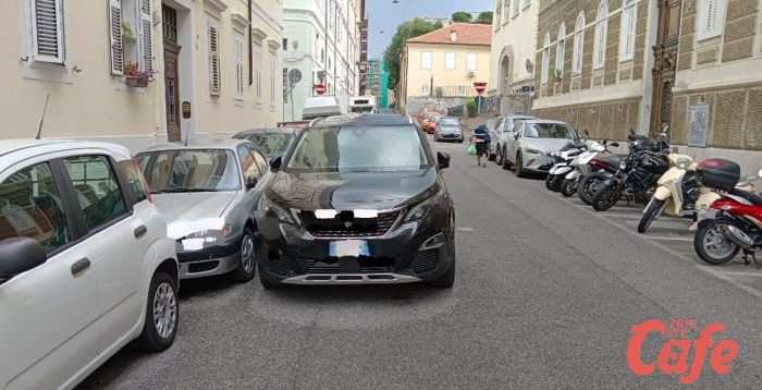 Via dell'Università un triestino: "Auto parcheggiata in seconda fila 5 giorni su 7, continuamente bloccati"
