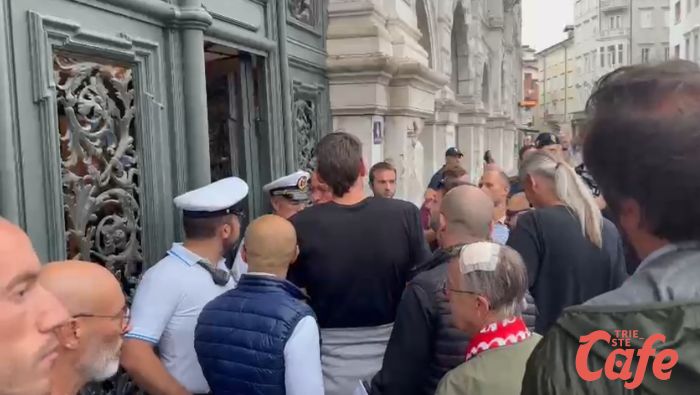 Una rappresentanza di tifosi della Triestina sale in Consiglio Comunale (VIDEO) 
