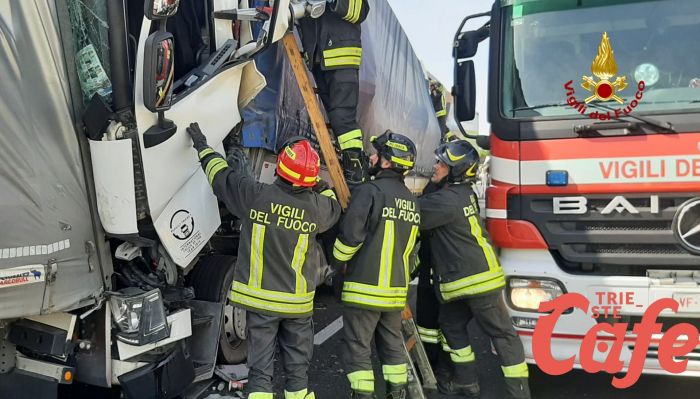 A4, tamponamento tra tre mezzi pesanti direzione Trieste: feriti due autisti (FOTO)