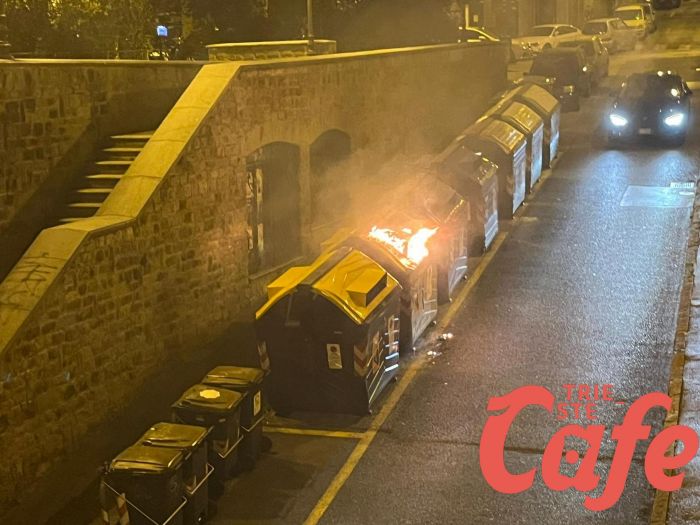Ennesimo episodio di incendio doloso in via Caprin, San Giacomo colpita di nuovo