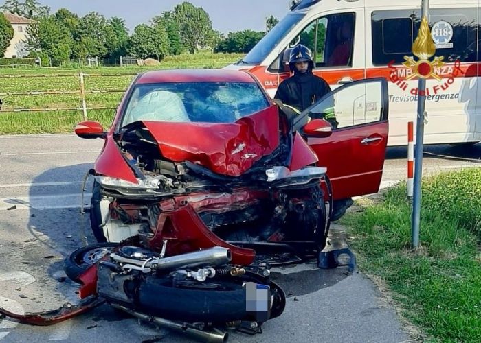 Tragedia in Veneto, incidente frontale tra un'auto e una moto: deceduto il centauro