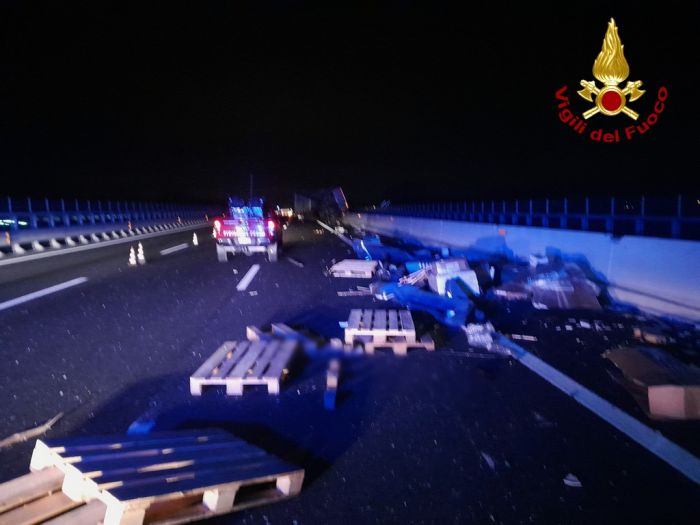 Dramma sulla A4: schianto e fiamme, un morto e due feriti trasportati in ospedale