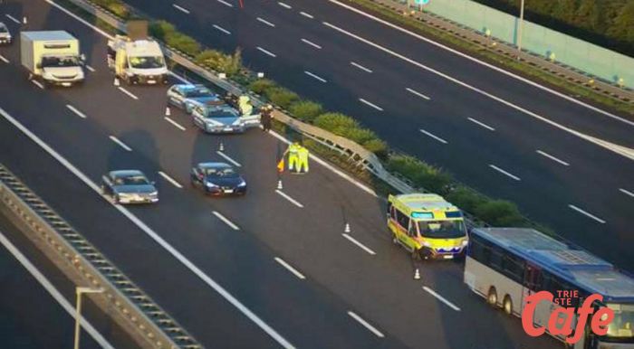 Tangenziale di Mestre, bus con 15 passeggeri sbanda finendo contro le barriere di sicurezza: ci sono feriti (FOTO)