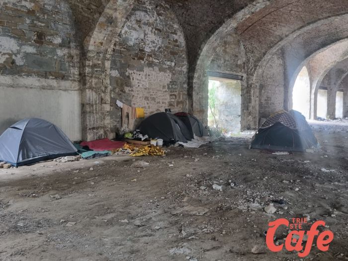 Migranti, blitz forze dell'ordine al Silos: 130 all'interno, anche unità cinofile per verificare presenza droga (FOTO)