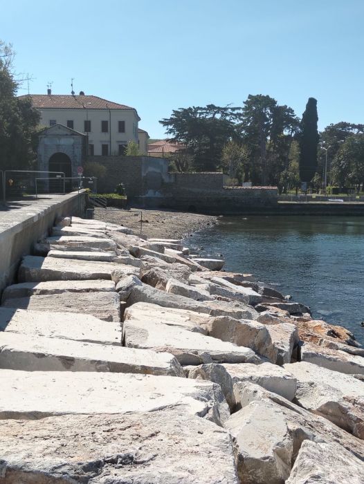 Muggia. Ultimata la posa della scogliera su Strada per Lazzaretto