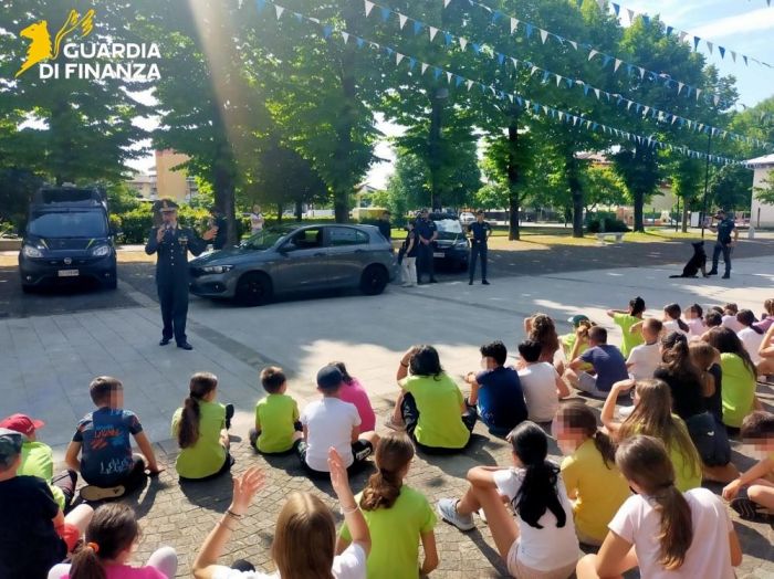 La Guardia di Finanza incontra i giovani del Grest: legalità ed educazione con il cane antidroga Lyam