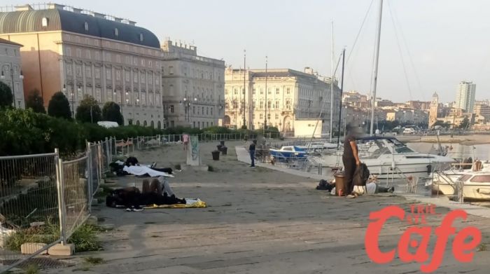 Emergenza abitativa migranti a Trieste: dopo piazza Libertà e Silos, Rive nuovo riparo notturno 