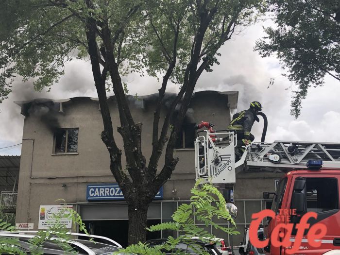 Incendio in una carrozzeria di via Caboto (VIDEO)