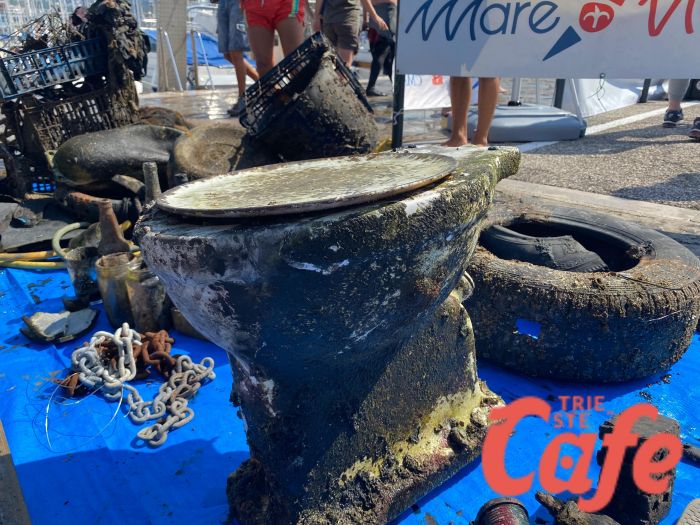 "Pulizia dei fondali", sopresissima in mare!! Pescato anche un "cesso" d'annata