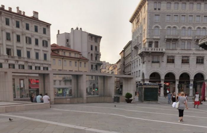Si siede su uno scalino sotto una vetrina causa dolore, titolare negozio esce e inizia urlare: 'Spostati subito!!' 